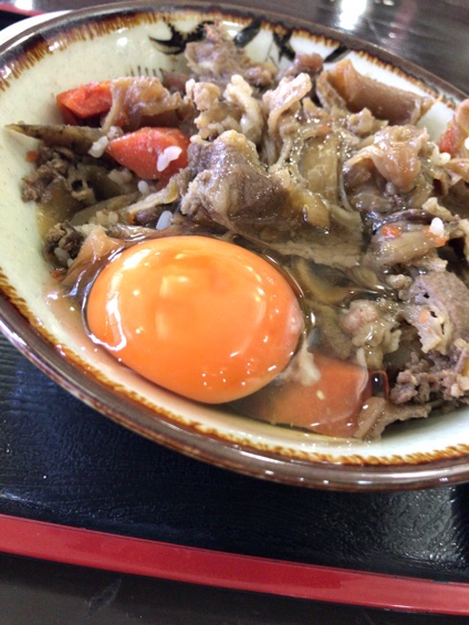 東来軒 肉めし 生卵