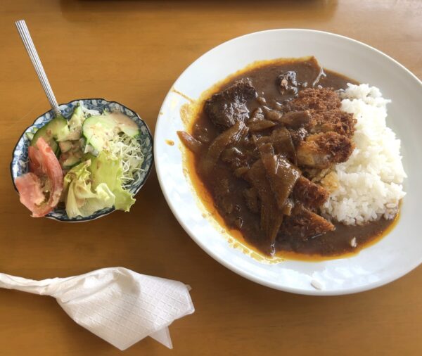 アカシア カツカレーとサラダ